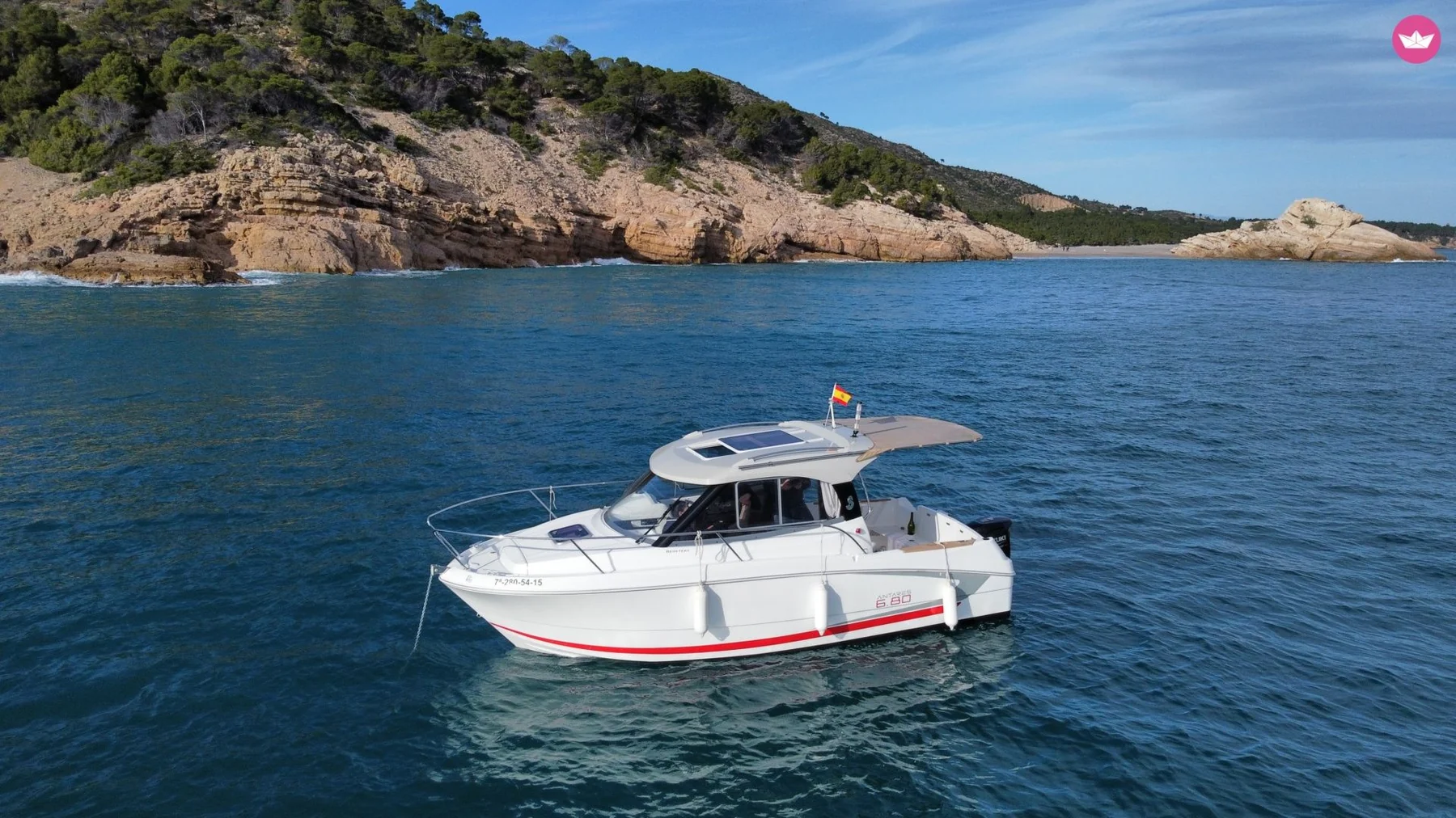 Oberón, Beneteau Antares 6.80, fondeado frente a la costa