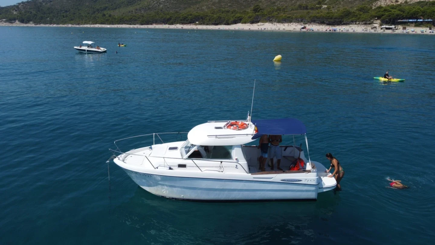 Scolvus, Beneteau Antares 710, fondeado en la Costa Dorada