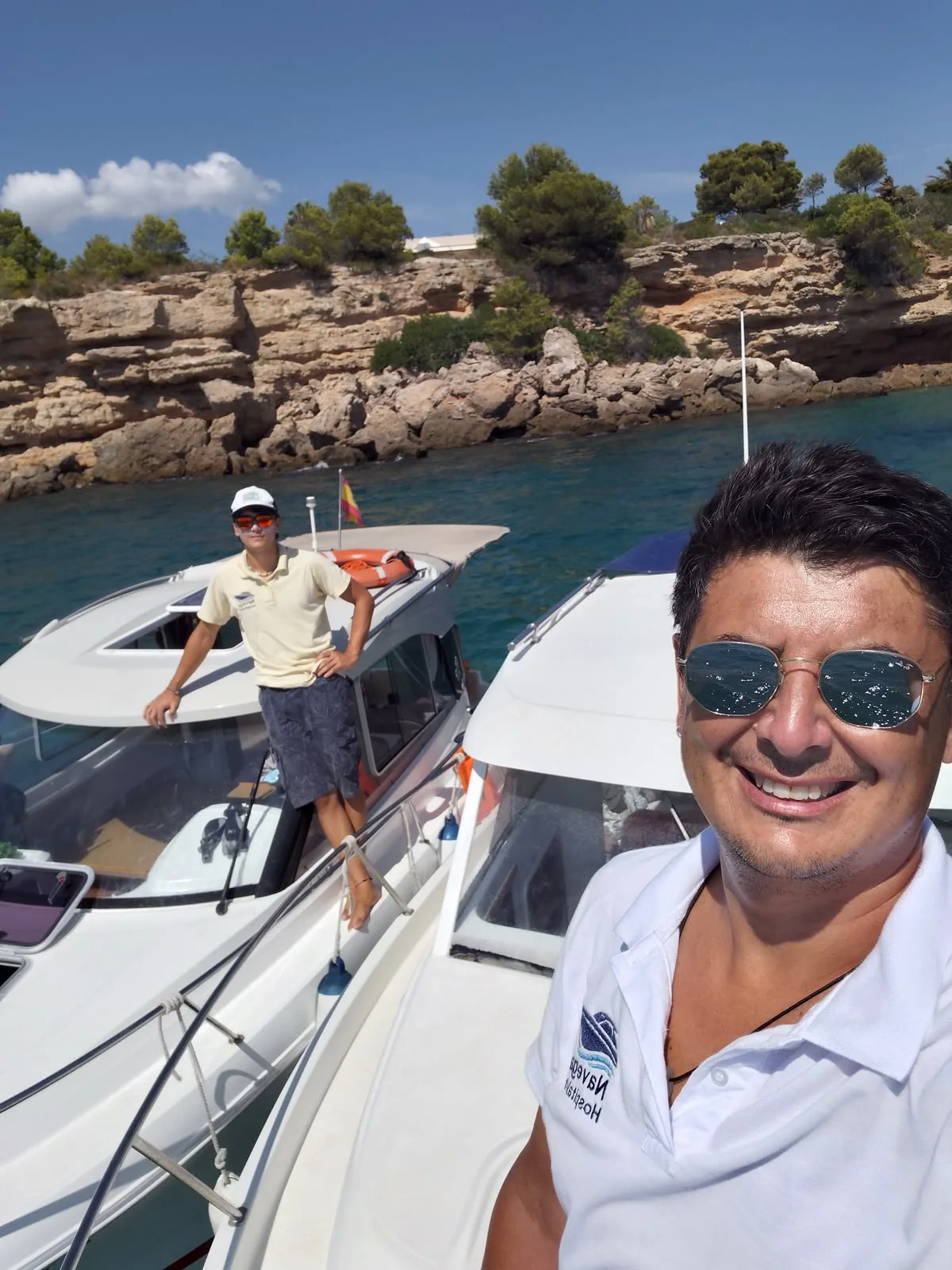 Paolo y Stefano juntos a bordo de las embarcaciones de Navega Hospitalet